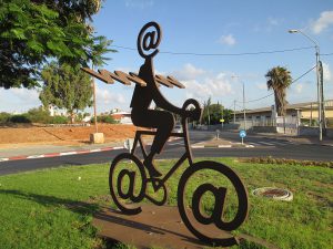 1200px-PikiWiki_Israel_32304_The_Internet_Messenger_by_Buky_Schwartz
